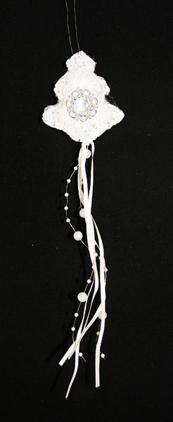 Підвіска "Ялинка" з стрічками і бусами,з двостороннім декором,23х7см,колір-білий,в п/п на європідвіс D415716